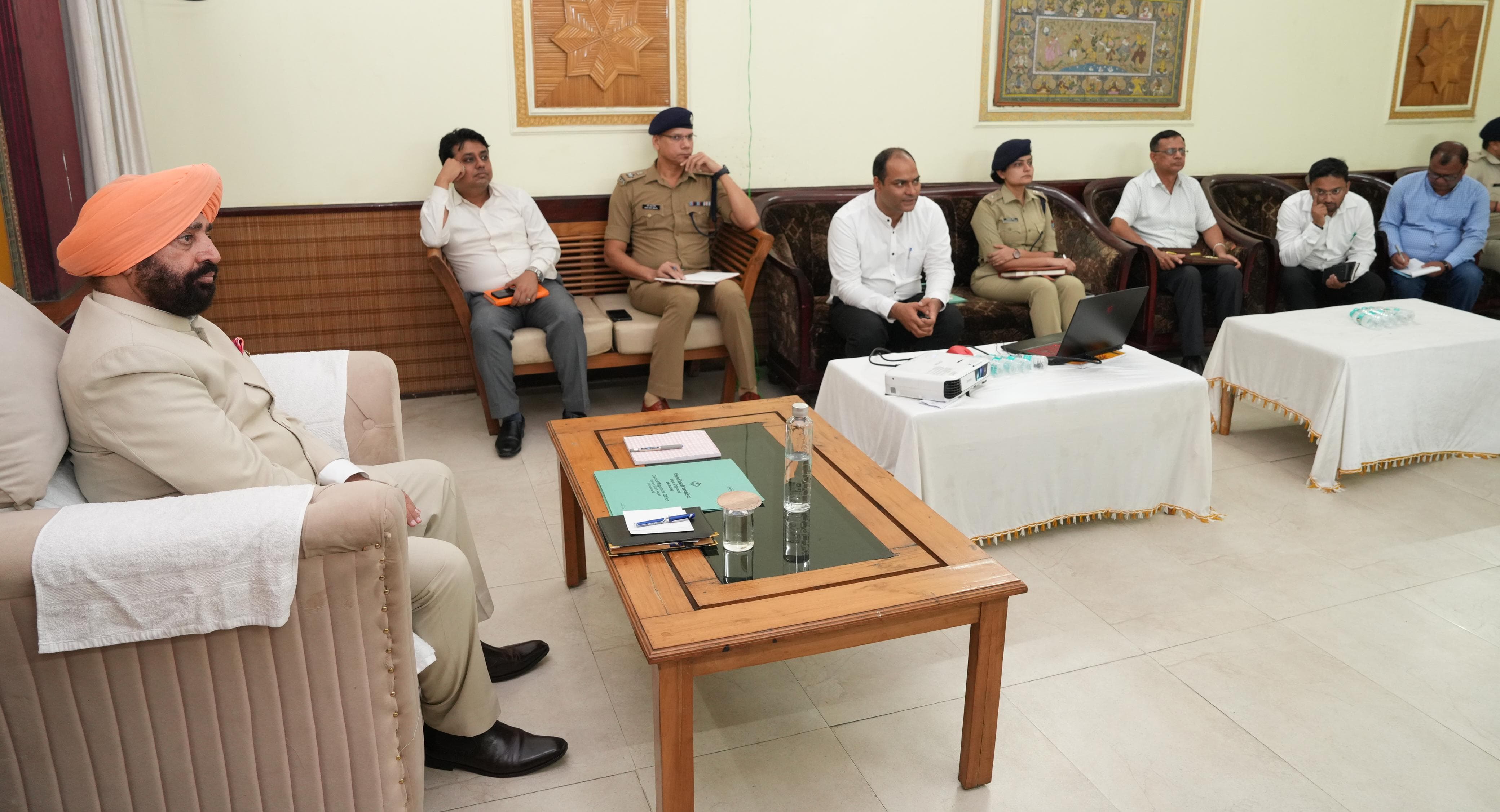 अधिकारियों कु बैठक लेते राज्यपाल। अधिकारियों कु बैठक लेते राज्यपाल।