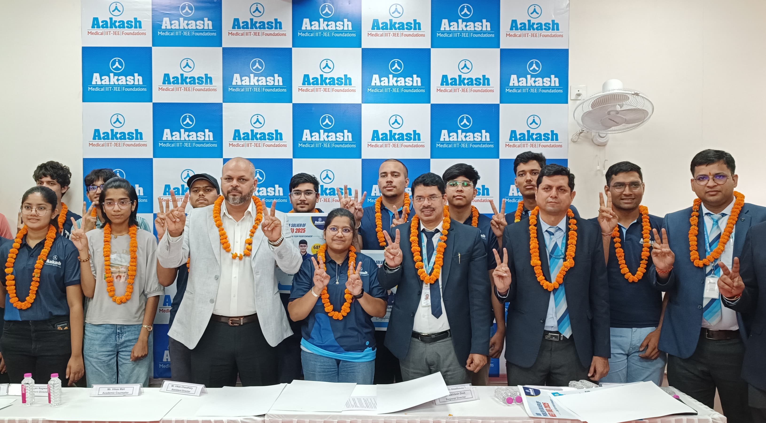 आकाश इंस्टीट्यूट ने रचा इतिहास: नीट यूजी की टॉप 100 में 29 छात्रों ने बनाई जगह आकाश इंस्टीट्यूट ने रचा इतिहास: नीट यूजी की टॉप 100 में 29 छात्रों ने बनाई जगह