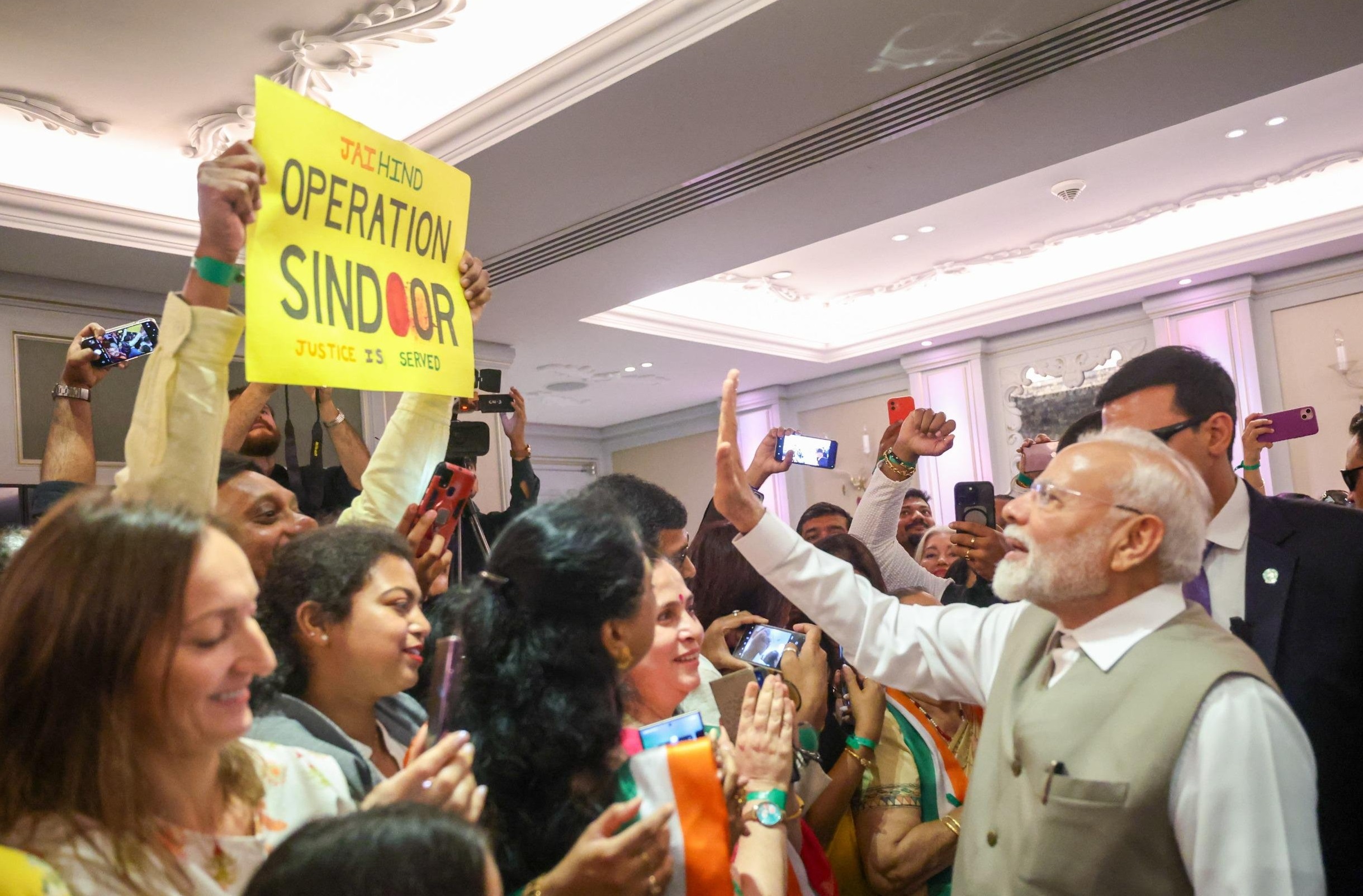भारत के प्रधानमंत्री नरेन्द्र मोदी ने रविवार (स्थानीय समय) को भारत-साइप्रस सीईओ फोरम को संबोधित किया। इससे पहले साइप्रस पहुंचने पर उनका जोरदार आधिकारिक स्वागत किया। भारतीय समुदाय ने भी प्रधानमंत्री से मुलाकात कर ऑपरेशन सिंदूर पर खुशी जताई। फोटो-प्रधानमंत्री मोदी के एक्स हैंडल से भारत के प्रधानमंत्री नरेन्द्र मोदी ने रविवार (स्थानीय समय) को भारत-साइप्रस सीईओ फोरम को संबोधित किया। इससे पहले साइप्रस पहुंचने पर उनका जोरदार आधिकारिक स्वागत किया। भारतीय समुदाय ने भी प्रधानमंत्री से मुलाकात कर ऑपरेशन सिंदूर पर खुशी जताई। फोटो-प्रधानमंत्री मोदी के एक्स हैंडल से