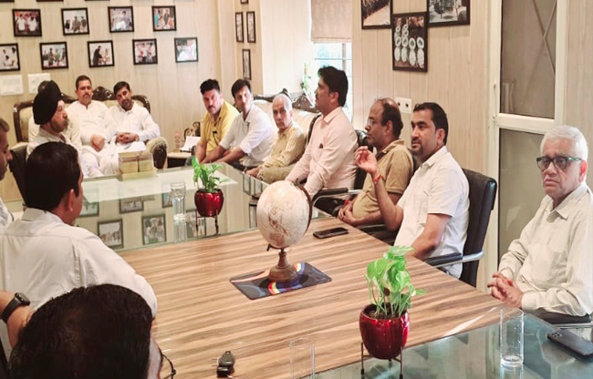 सोनीपत: एमएसएमई इंडस्ट्रीज वेलफेयर एसोसिएशन कार्यालय में पदाधिकारियों के साथबैठक करते उद्योगपति। सोनीपत: एमएसएमई इंडस्ट्रीज वेलफेयर एसोसिएशन कार्यालय में पदाधिकारियों के साथबैठक करते उद्योगपति।