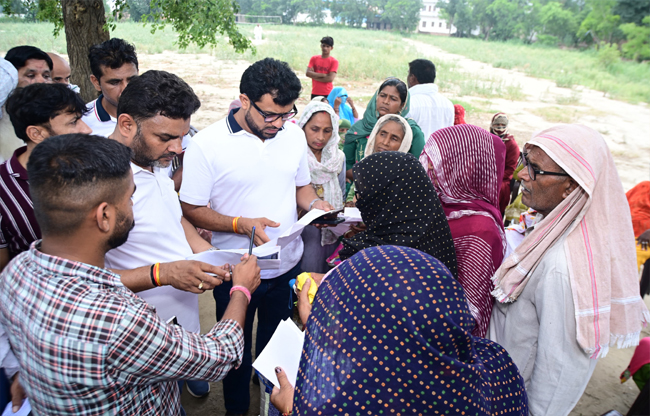सोनीपत:विधायक देवेंद्र कादियान लोगों की समस्याओं को सुनते हुए। सोनीपत:विधायक देवेंद्र कादियान लोगों की समस्याओं को सुनते हुए।
