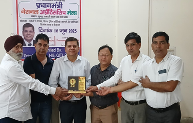 सोनीपत: प्रधानमंत्री राष्ट्रीय अंप्रेंटिसशिप मेले मेहमानों को सम्मानित करते हुए सोनीपत: प्रधानमंत्री राष्ट्रीय अंप्रेंटिसशिप मेले मेहमानों को सम्मानित करते हुए
