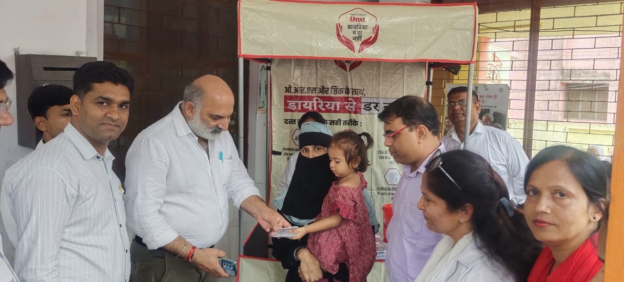 मुरादाबाद में डायरिया रोको अभियान का शुभारम्भ पर उपस्थित मुख्य चिकित्सा अधिकारी डॉ कुलदीप सिंह। मुरादाबाद में डायरिया रोको अभियान का शुभारम्भ पर उपस्थित मुख्य चिकित्सा अधिकारी डॉ कुलदीप सिंह।