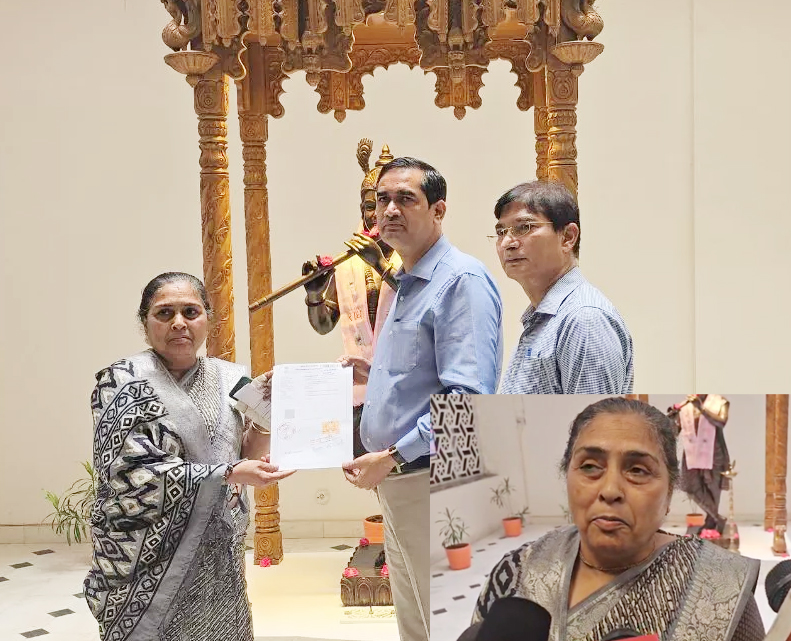 कागज सौंपती हुई श्रीयति गोस्वामी एवं मीडिया के समक्ष वर्जन देते हुए कागज सौंपती हुई श्रीयति गोस्वामी एवं मीडिया के समक्ष वर्जन देते हुए