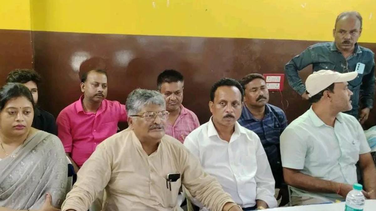 व्यापारियों के साथ बात करते विधायक असित मजूमदार
