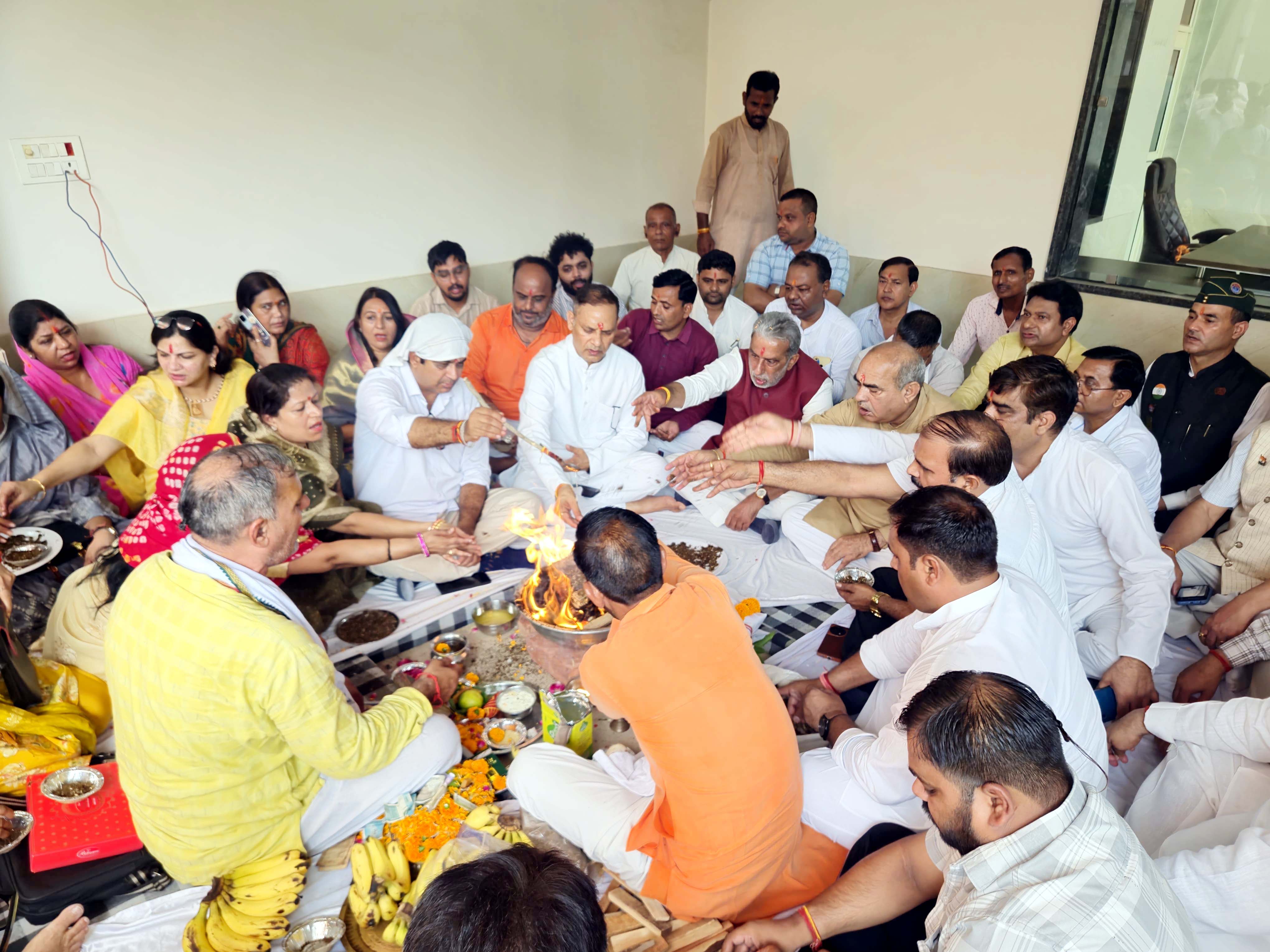 कार्यालय उद्घाटन हवन यज्ञ में आहुति डालते केंद्रीय राज्यमंत्री कृष्णपाल गुर्जर, विधायक मूलचंद शर्मा व जिलाध्यक्ष सोहनपाल सिंह कार्यालय उद्घाटन हवन यज्ञ में आहुति डालते केंद्रीय राज्यमंत्री कृष्णपाल गुर्जर, विधायक मूलचंद शर्मा व जिलाध्यक्ष सोहनपाल सिंह