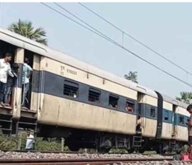 तार टूटने से मेमू ट्रेन हुआ बाधित तार टूटने से मेमू ट्रेन हुआ बाधित