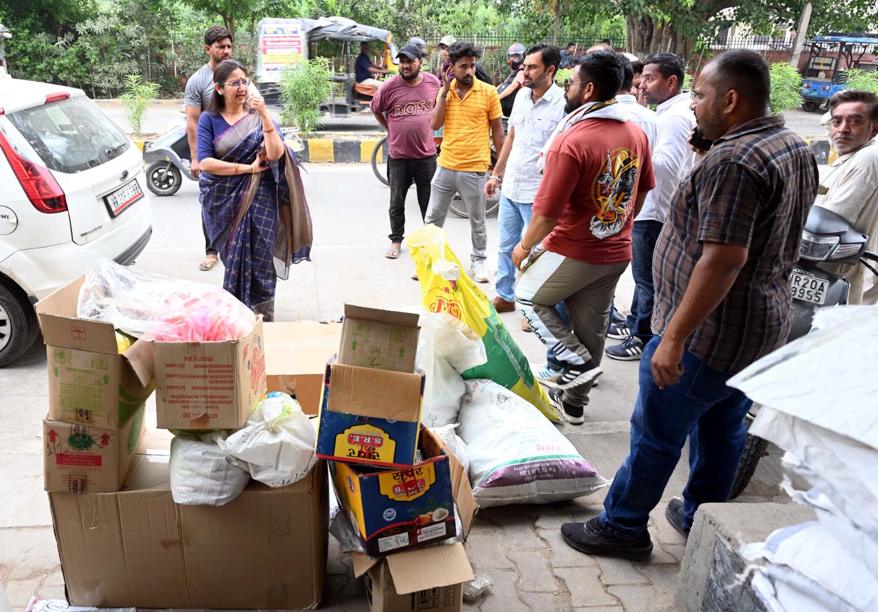 चैकिंग अभियान के दौरान अतिरिक्त निगम आयुक्त शालिनी चेतल। चैकिंग अभियान के दौरान अतिरिक्त निगम आयुक्त शालिनी चेतल।