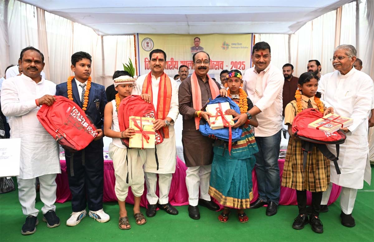 केन्द्रीय  मंत्री  तोखन साहू और उप मुख्यमंत्री  अरुण साव बच्चों को बैग और किताब वितरण करते