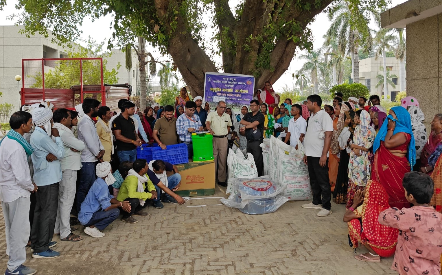 अदलपुरा स्थित भारतीय सब्जी अनुसंधान संस्थान में अनुसूचित जनजाति के लोगों को मूंगफली व धान का बीज वितरण करते हुए अदलपुरा स्थित भारतीय सब्जी अनुसंधान संस्थान में अनुसूचित जनजाति के लोगों को मूंगफली व धान का बीज वितरण करते हुए