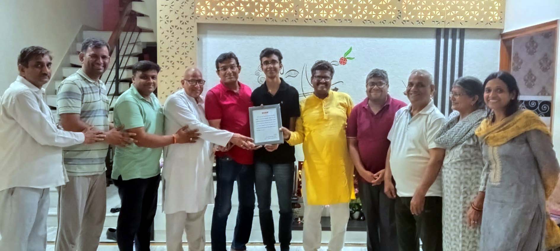 सक्षम जिंदल को सम्मानित करते जय श्रीश्याम मंडल के सदस्य। सक्षम जिंदल को सम्मानित करते जय श्रीश्याम मंडल के सदस्य।