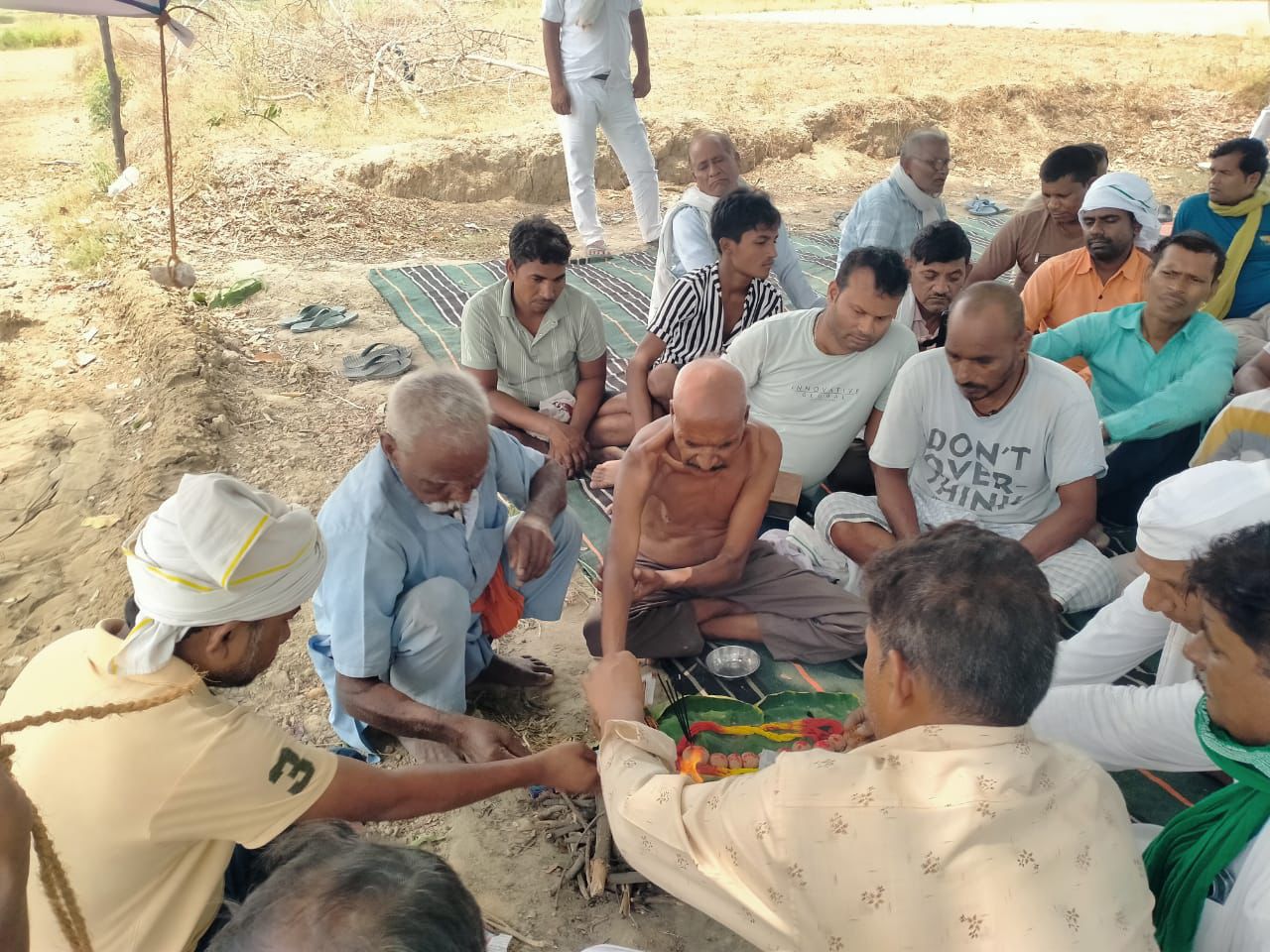 सिस्टम का श्राद्ध करते आंदोलनकारी किसान सिस्टम का श्राद्ध करते आंदोलनकारी किसान