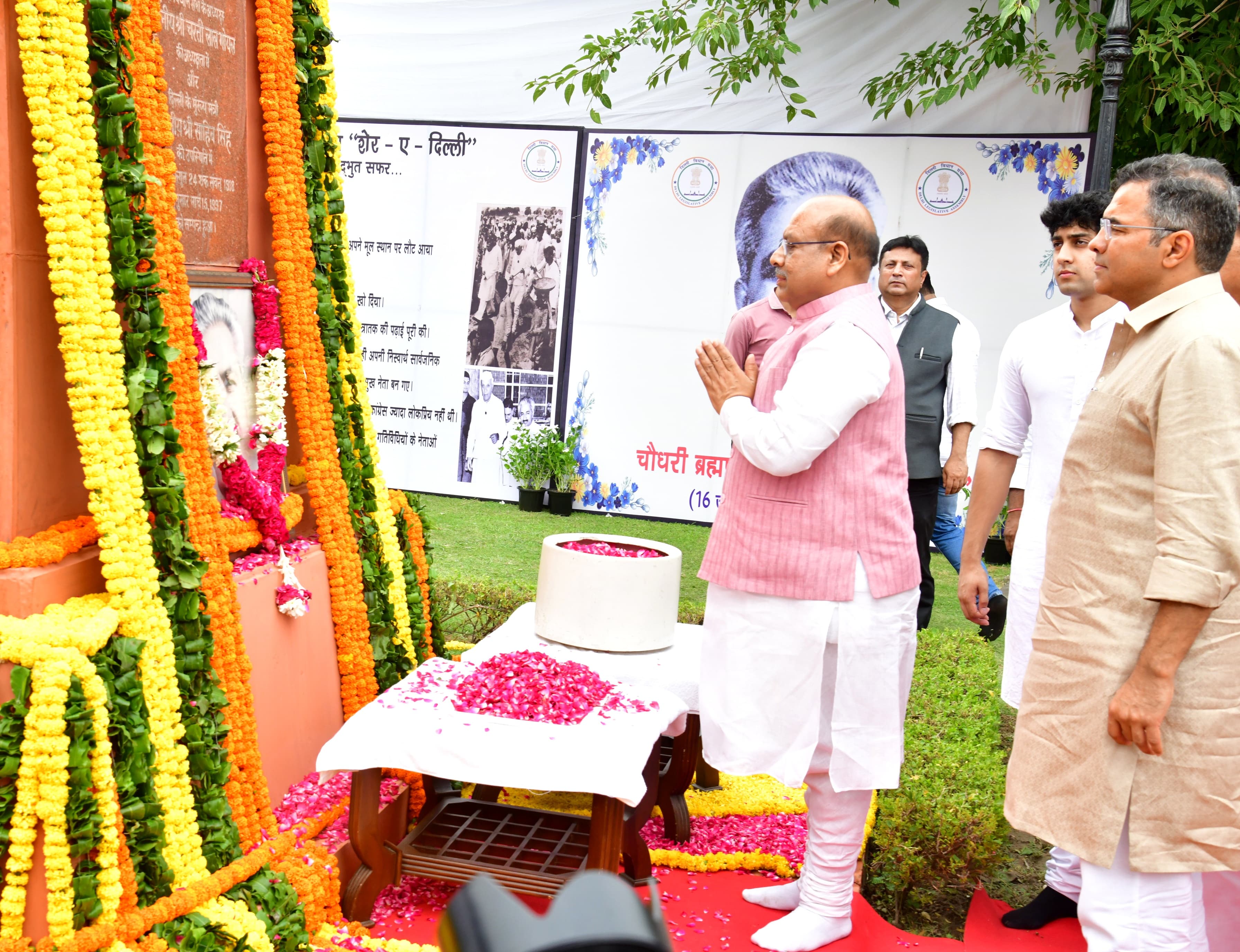 दिल्ली विधानसभा में सोमवार को पूर्व मुख्यमंत्री चौधरी ब्रह्म प्रकाश की 107वीं जयंती पर पुष्पांजलि अर्पित करते विधानसभा अध्यक्ष विजेंद्र गुप्ता दिल्ली विधानसभा में सोमवार को पूर्व मुख्यमंत्री चौधरी ब्रह्म प्रकाश की 107वीं जयंती पर पुष्पांजलि अर्पित करते विधानसभा अध्यक्ष विजेंद्र गुप्ता