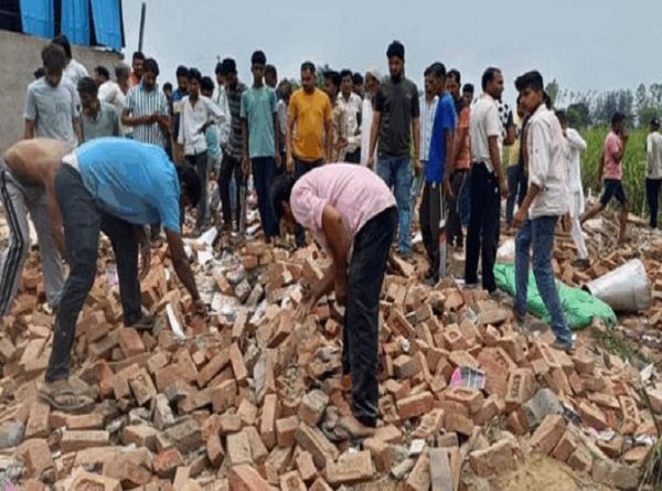 मलबा हटाते लाेग मलबा हटाते लाेग