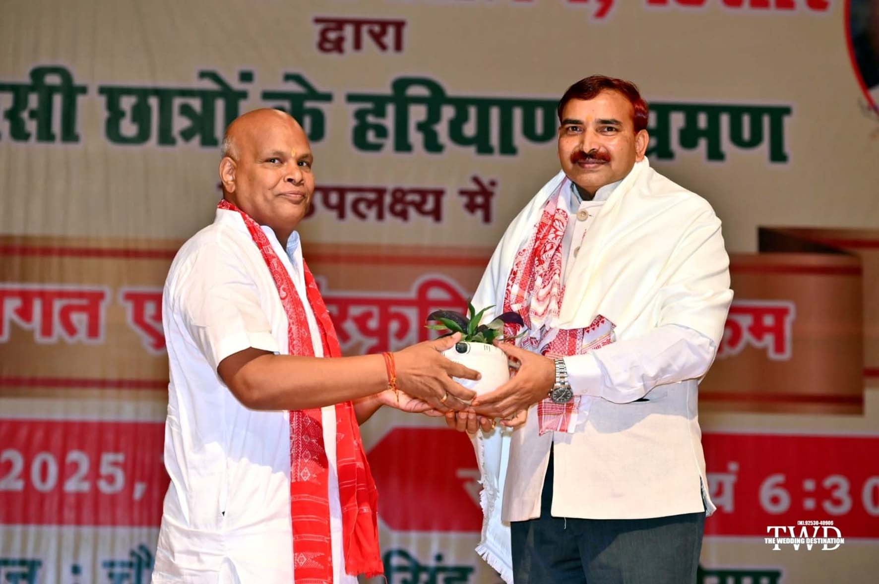 वनवासी कल्याण आश्रम के सांस्कृतिक कार्यक्रम में मुख्यातिथि कुलपति प्रो. नरसीराम बिश्नोई को सम्मानित करते पदाधिकारी। वनवासी कल्याण आश्रम के सांस्कृतिक कार्यक्रम में मुख्यातिथि कुलपति प्रो. नरसीराम बिश्नोई को सम्मानित करते पदाधिकारी।