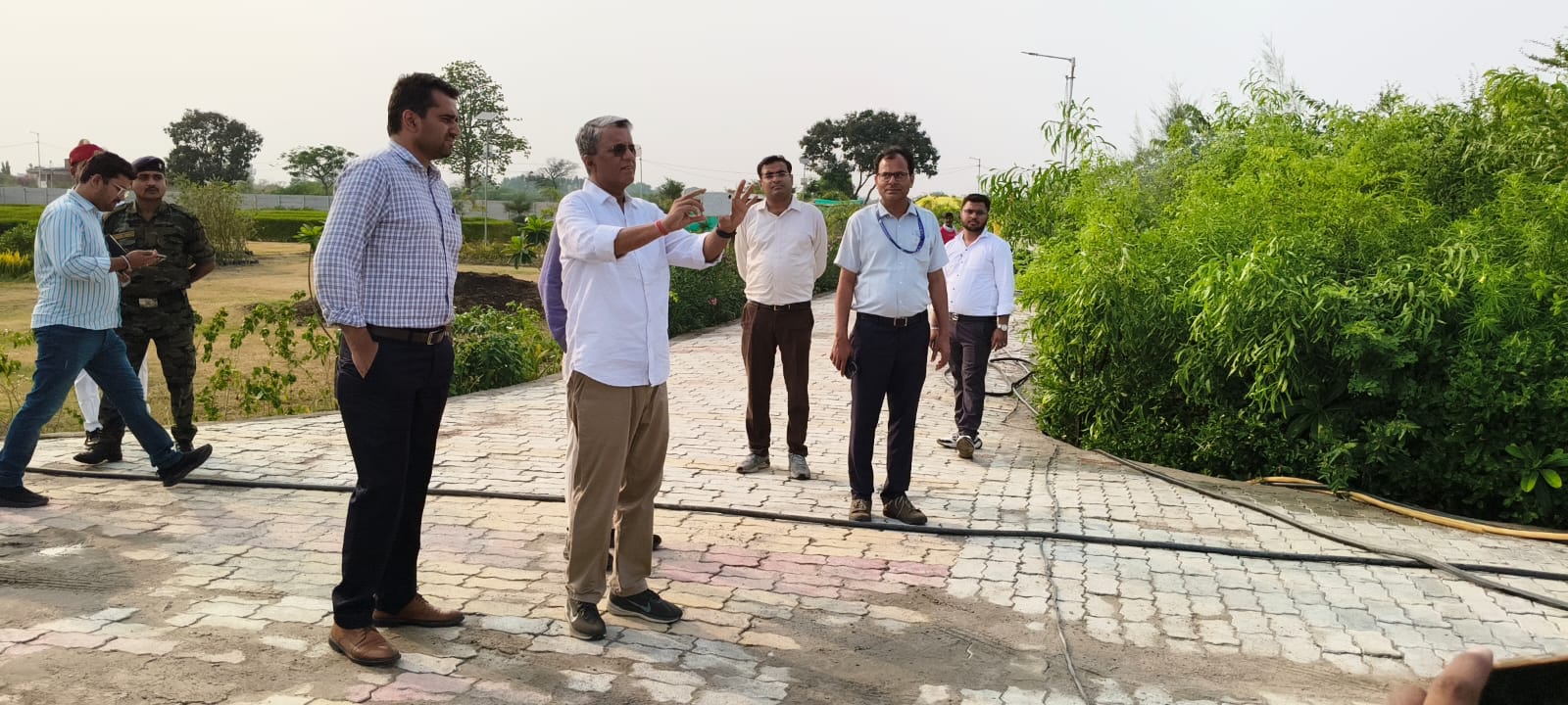 विभिन्न योजनाओं का जाएज़ा लेते अपर सचिव व साथ में nagar आयुक्त विभिन्न योजनाओं का जाएज़ा लेते अपर सचिव व साथ में nagar आयुक्त
