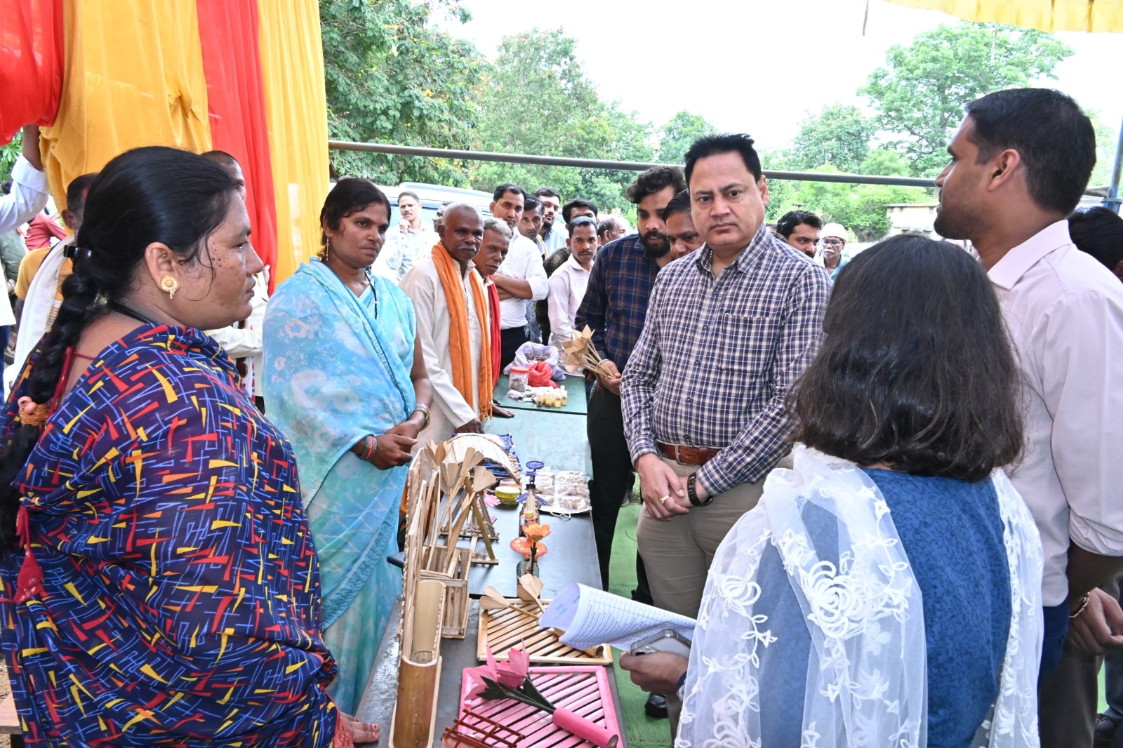 अवलोकन करते हुए केंद्रीय प्रभारी अधिकारी हृदयेश कुमार। अवलोकन करते हुए केंद्रीय प्रभारी अधिकारी हृदयेश कुमार।