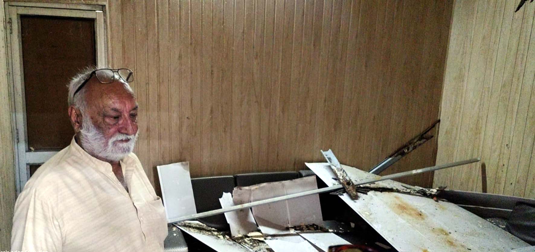 कमरे में गिरी फॉल सिलिंग को देखते पार्षद कुक्कू सरदार। कमरे में गिरी फॉल सिलिंग को देखते पार्षद कुक्कू सरदार।