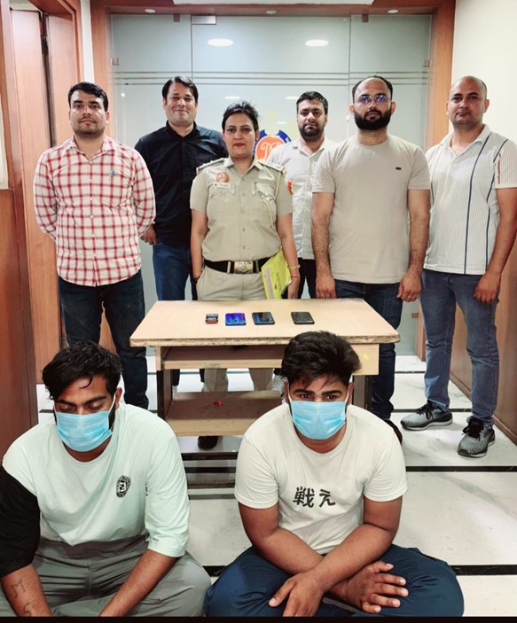 शाहदरा की साइबर थाना पुलिस द्वारा पकड़े गए ठगों की फोटो शाहदरा की साइबर थाना पुलिस द्वारा पकड़े गए ठगों की फोटो
