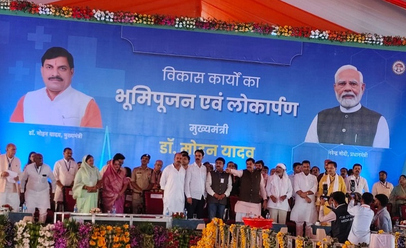 बरेली में आयोजित लोकार्पण और शिलान्यास कार्यक्रम