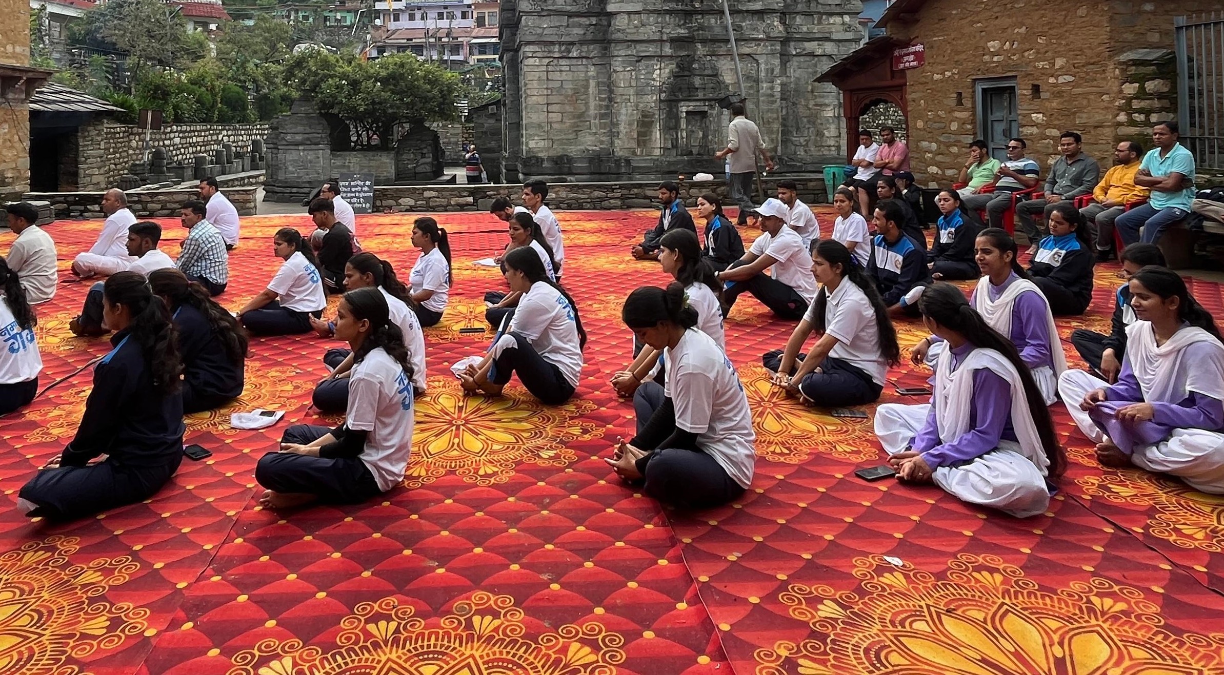गोपेश्वर गोपीनाथ मंदिर में योगाभ्यास करते हुए। गोपेश्वर गोपीनाथ मंदिर में योगाभ्यास करते हुए।