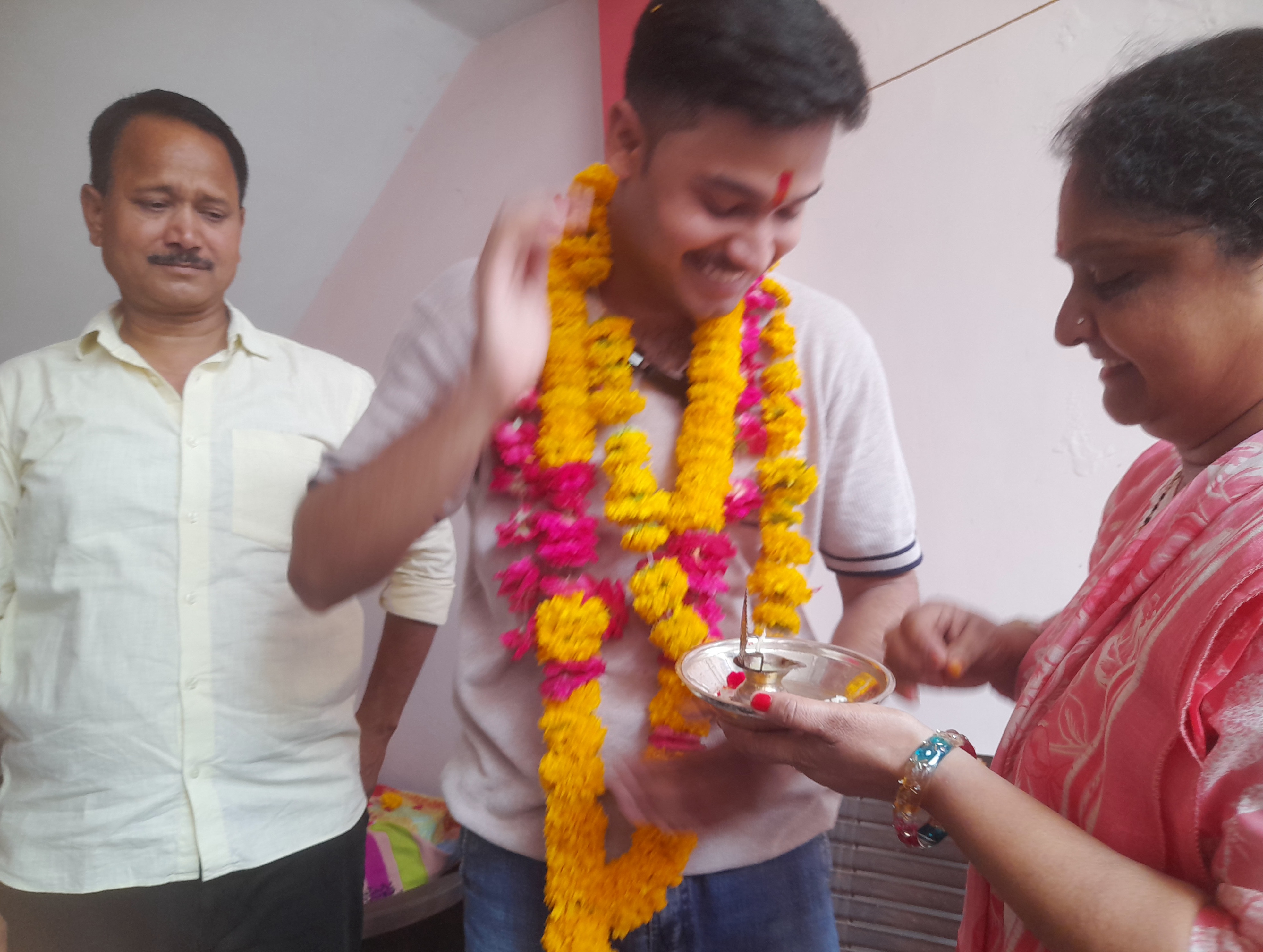 परिवार संग खुशियां मनाते हुए देवेन्द्र परिवार संग खुशियां मनाते हुए देवेन्द्र