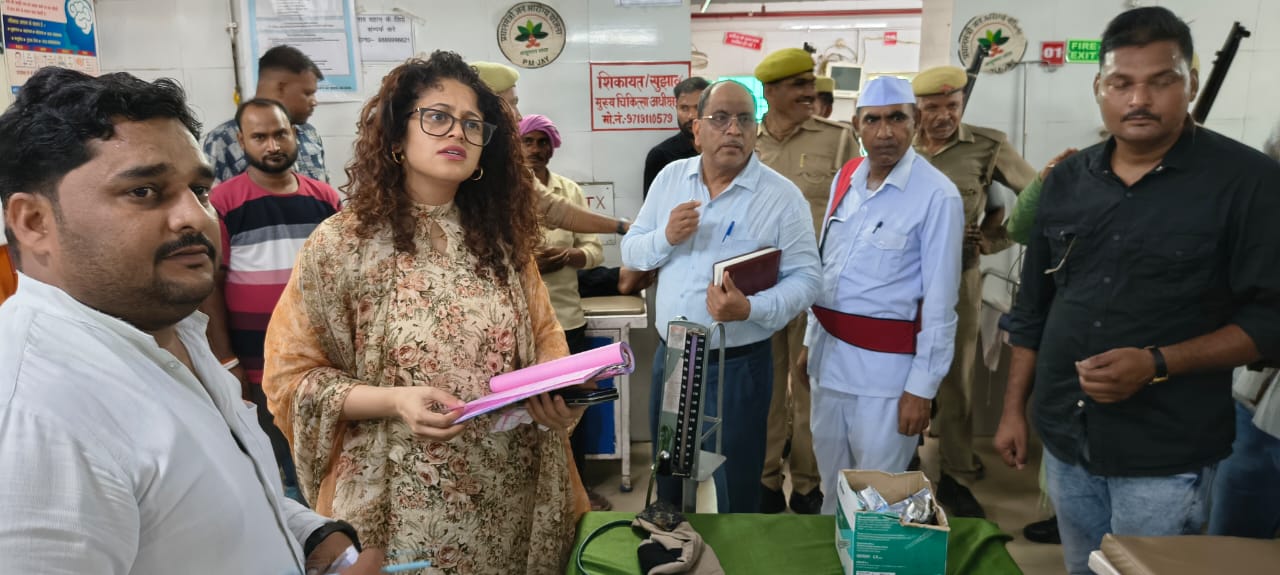 जिला अस्पताल में डीएम गजल भारद्वाज जिला अस्पताल में डीएम गजल भारद्वाज