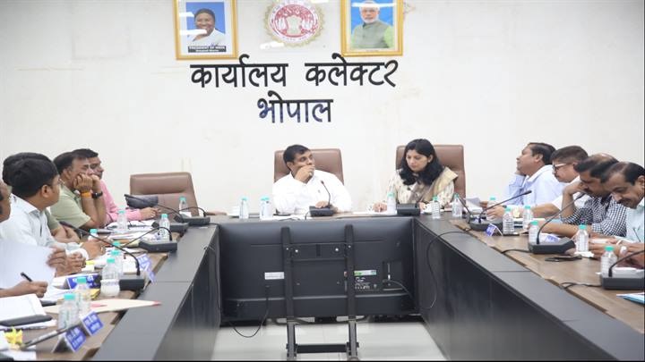 भोपालः कलेक्टर ने दिए भिक्षावृत्ति, जल संरक्षण और अवैध वाहनों पर सख्ती के निर्देश भोपालः कलेक्टर ने दिए भिक्षावृत्ति, जल संरक्षण और अवैध वाहनों पर सख्ती के निर्देश