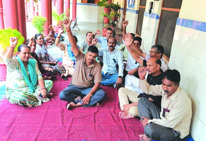 कार्य वहिष्कार के दौरान प्रदर्शन करते कर्मचारी