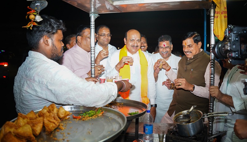 जबलपुरः मुख्यमंत्री डॉ. यादव ने काफिला रोक कर शंकर चाट भंडार में पी चाय जबलपुरः मुख्यमंत्री डॉ. यादव ने काफिला रोक कर शंकर चाट भंडार में पी चाय