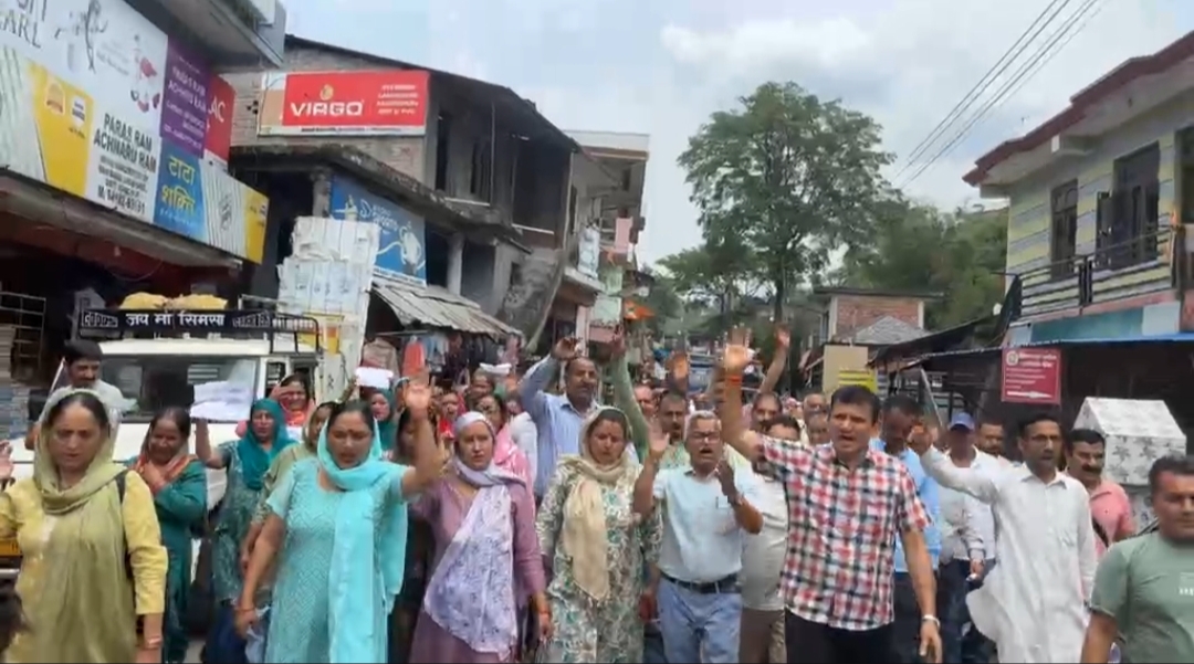 पानी की समस्या को लेकर प्रदर्शन करते हुए विधायक एवं लोग। पानी की समस्या को लेकर प्रदर्शन करते हुए विधायक एवं लोग।
