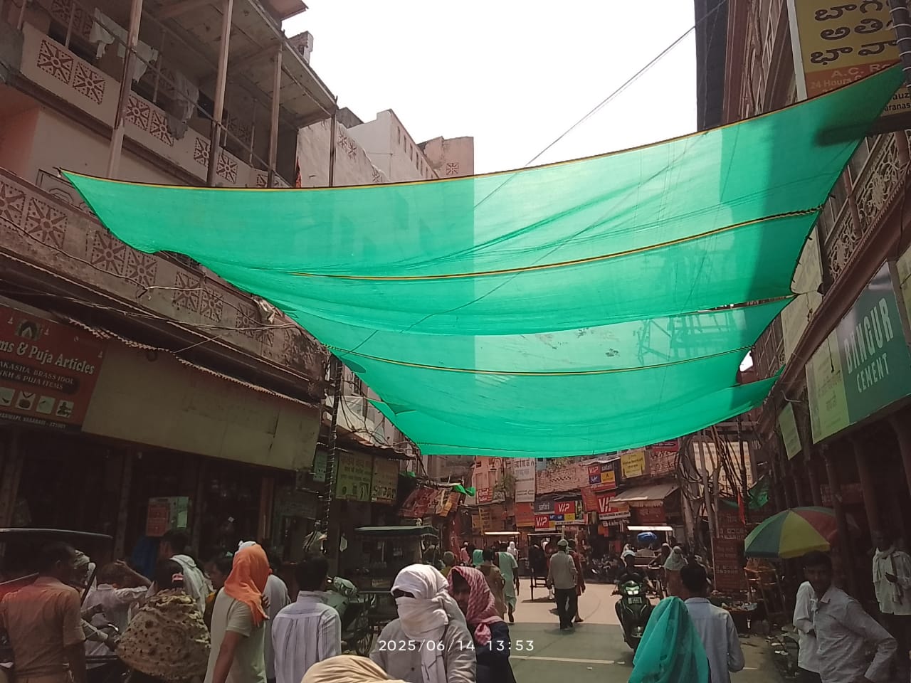 गेट नंबर 4 पर लगा ग्रीन नेट गेट नंबर 4 पर लगा ग्रीन नेट