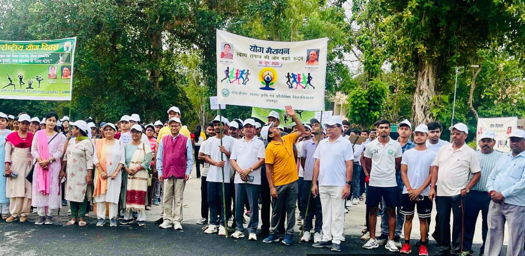 मेराथन दौड़ को हरी झंडी दिखाते कुलपति मेराथन दौड़ को हरी झंडी दिखाते कुलपति