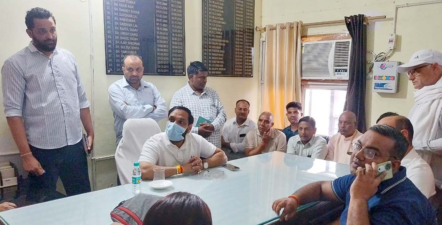 मार्केट कमेटी कार्यालय में अधिकारियों की मीटिंग लेते विधायक देवेंद्र चतरभुज अत्री। मार्केट कमेटी कार्यालय में अधिकारियों की मीटिंग लेते विधायक देवेंद्र चतरभुज अत्री।