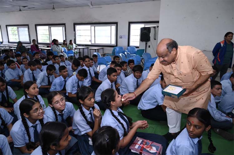 शाला प्रवेश उत्सव में मिठाई बांटते विधायक पुरंदर मिश्र शाला प्रवेश उत्सव में मिठाई बांटते विधायक पुरंदर मिश्र