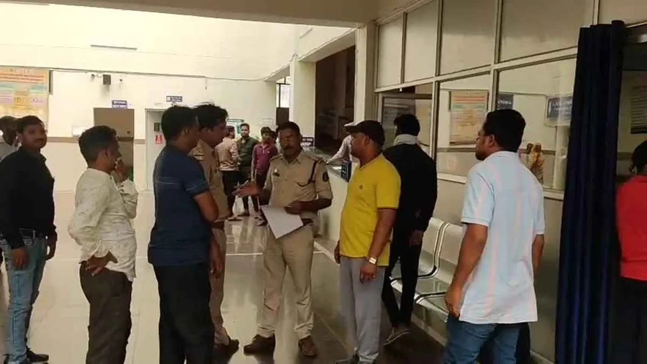 अस्पताल में पुलिस से जानकारी लेते मृतकों के परिजन अस्पताल में पुलिस से जानकारी लेते मृतकों के परिजन