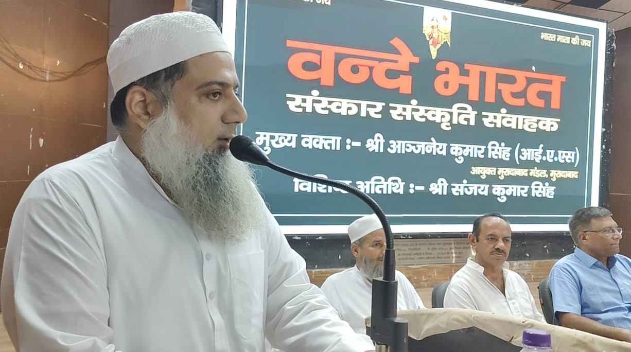पंचायत भवन में ''युवा भारत में युवाओं के दायित्व'' विषय पर गोष्ठी को संबोधित करते मुस्लिम स्कॉलर सैयद फहद अली। पंचायत भवन में ''युवा भारत में युवाओं के दायित्व'' विषय पर गोष्ठी को संबोधित करते मुस्लिम स्कॉलर सैयद फहद अली।