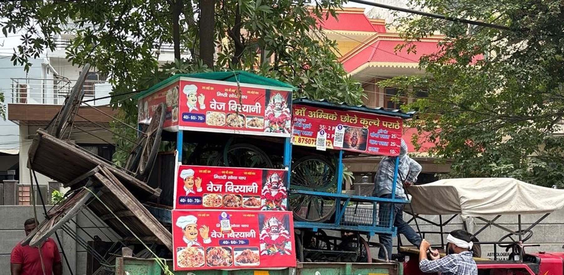 गुरुग्राम के पालम विहार रोड से उठाई गई रेहडिय़ां। गुरुग्राम के पालम विहार रोड से उठाई गई रेहडिय़ां।