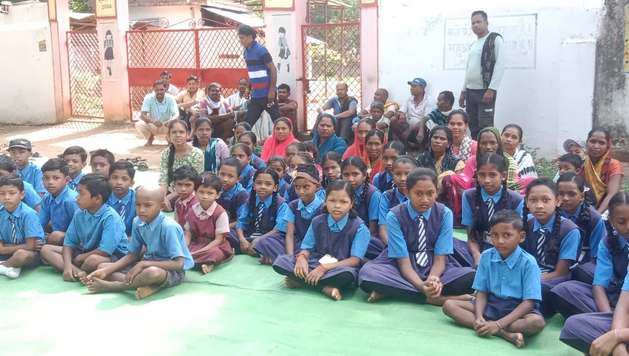 वनांचल के बोकराबेड़ा स्कूल में विद्यार्थी व पालकों ने जड़ा स्कूल में ताला वनांचल के बोकराबेड़ा स्कूल में विद्यार्थी व पालकों ने जड़ा स्कूल में ताला