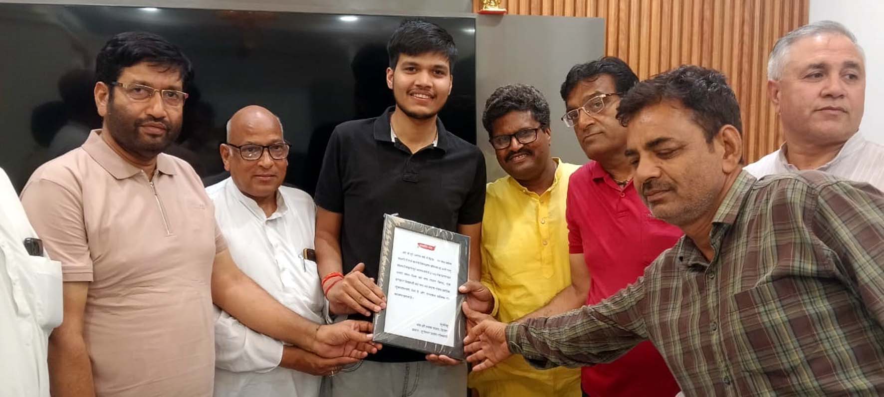 यशु बंसल को सम्मानित करते जय श्रीश्याम मंडल के सदस्य।