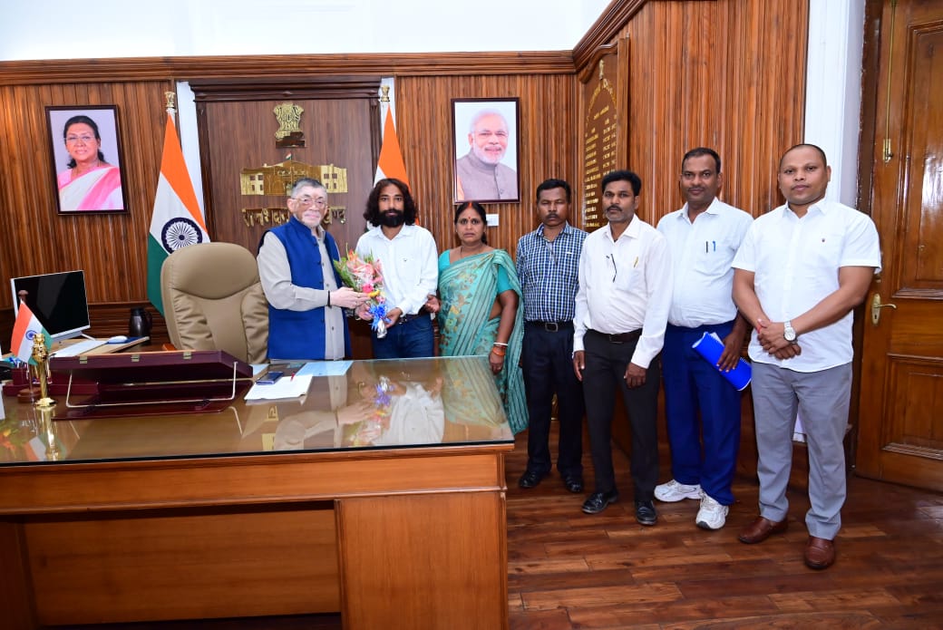 राज्यपाल से मुलाकात करते जेएलकेएम नेता देवेन्द्रनाथ महतो व अन्य राज्यपाल से मुलाकात करते जेएलकेएम नेता देवेन्द्रनाथ महतो व अन्य