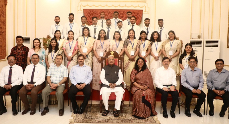 राज्यपाल से पंचायत एवं ग्रामीण विकास विभाग के नवनियुक्त जनपद सीईओ और बीडीओ ने की सौजन्य भेंट राज्यपाल से पंचायत एवं ग्रामीण विकास विभाग के नवनियुक्त जनपद सीईओ और बीडीओ ने की सौजन्य भेंट