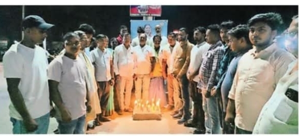 कांग्रेसियों ने निकाला कैंडल मार्च।