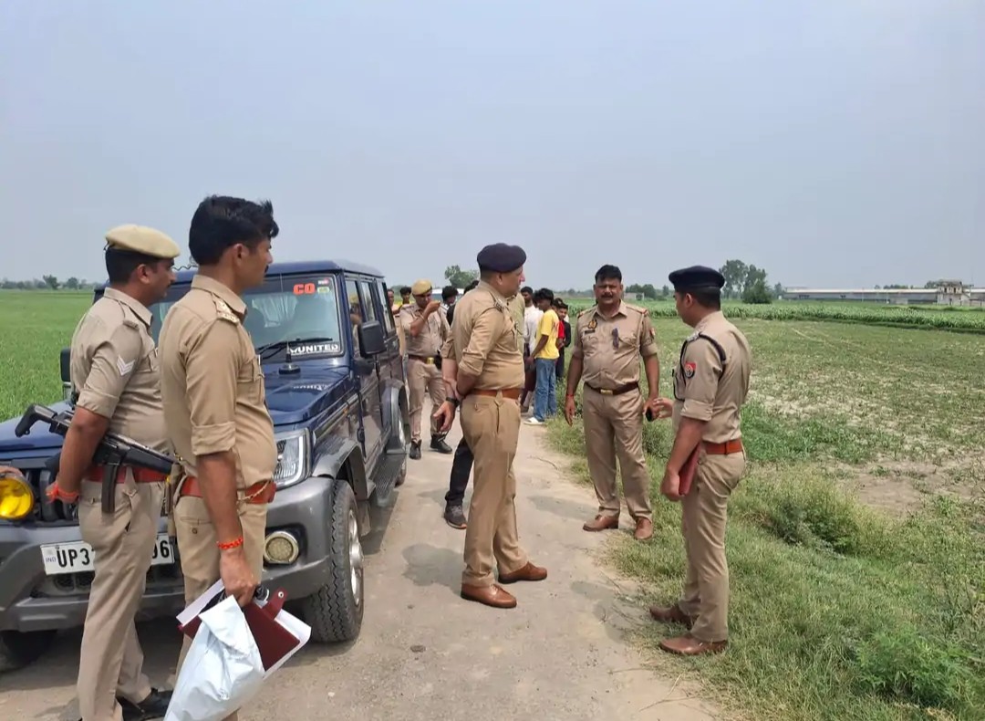 हत्या के बाद मौके पर जांच में जुटी दोनों राज्यों की पुलिस हत्या के बाद मौके पर जांच में जुटी दोनों राज्यों की पुलिस