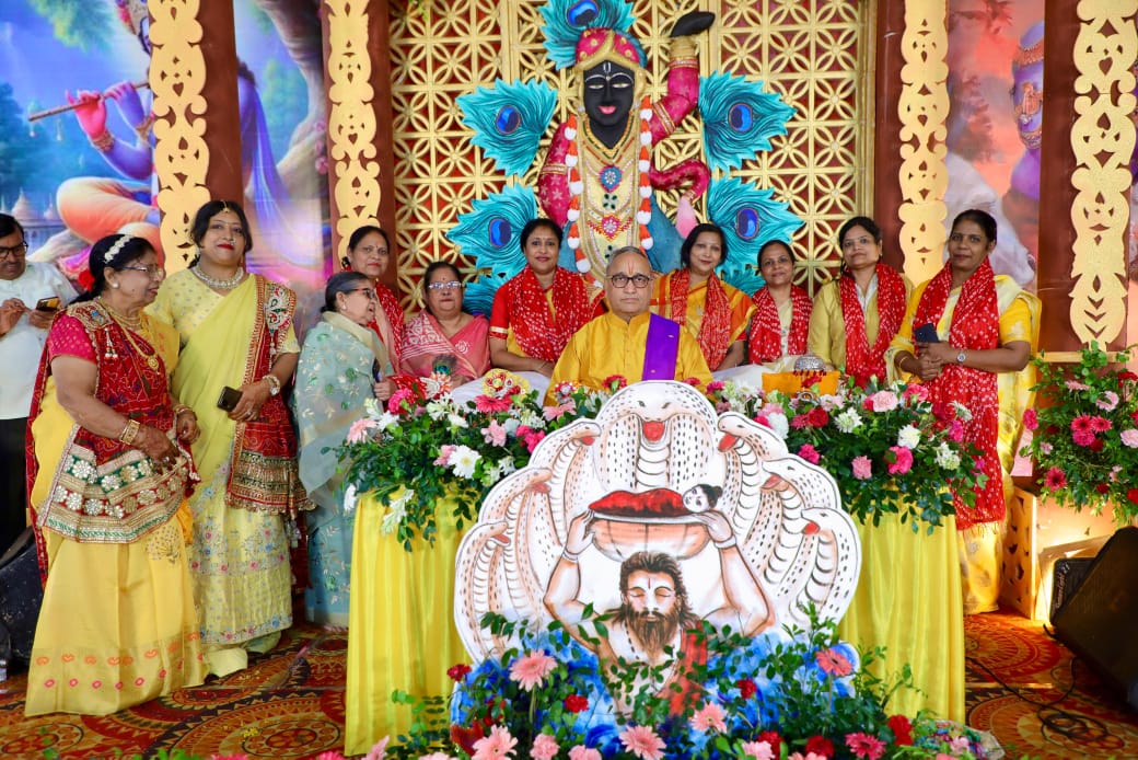 श्रद्धालुओं के साथ कथावाचक श्रीकांत शर्माजी श्रद्धालुओं के साथ कथावाचक श्रीकांत शर्माजी