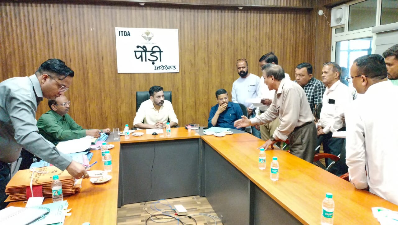 पंचायत चुनाव सीटों में आरक्षण को लेकर आपत्ती सुनते जिलाधिकारी पंचायत चुनाव सीटों में आरक्षण को लेकर आपत्ती सुनते जिलाधिकारी