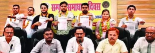 अभिषेक चौहान बने उत्तर प्रदेश लेखपाल संघ की जिला इकाई के चुनाव के बाद नवनिर्वाचित पदाधिकारी। अभिषेक चौहान बने उत्तर प्रदेश लेखपाल संघ की जिला इकाई के चुनाव के बाद नवनिर्वाचित पदाधिकारी।