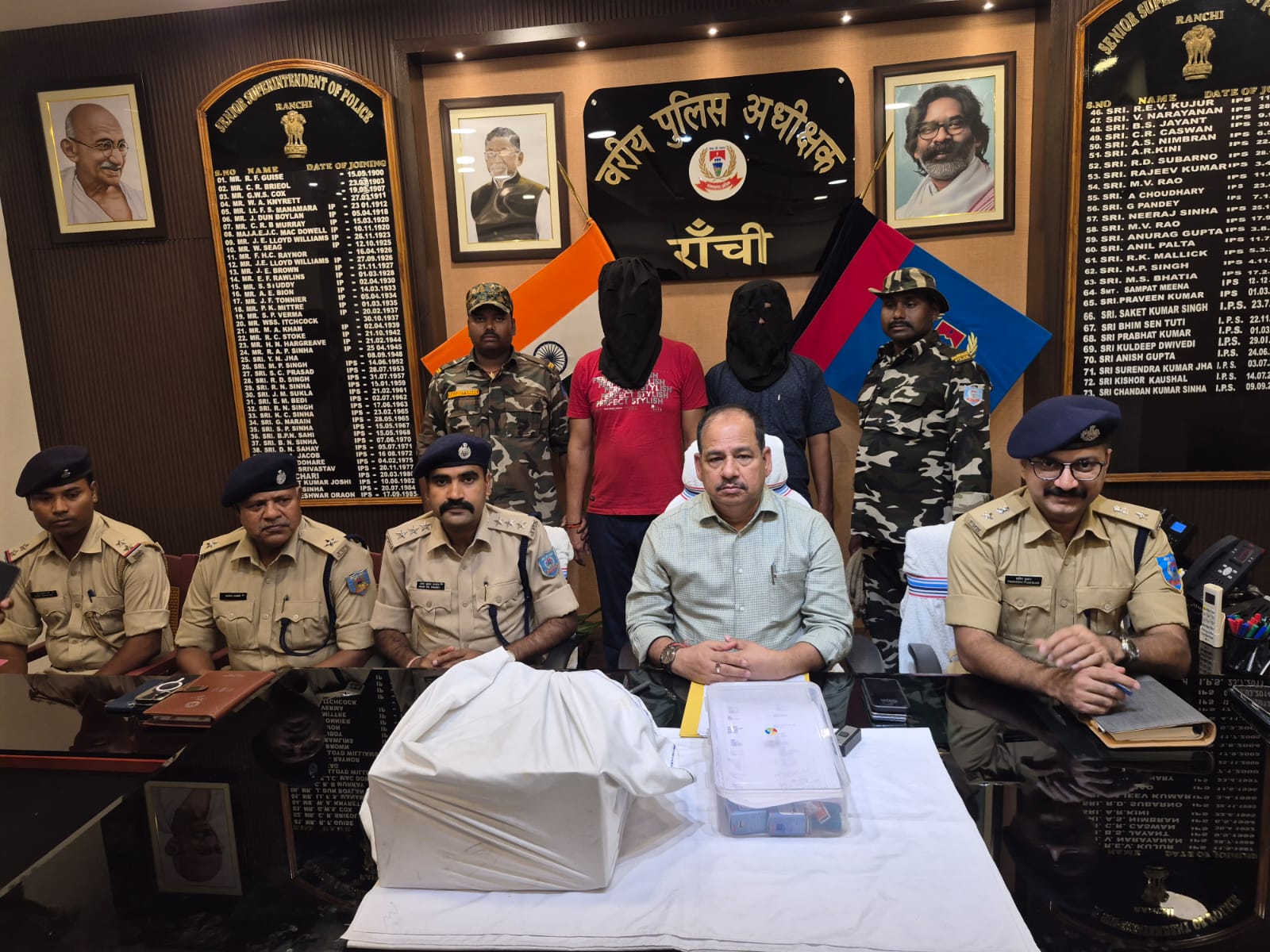 डीआईजी सह एसएसपी का प्रेस कॉन्फ्रेंस डीआईजी सह एसएसपी का प्रेस कॉन्फ्रेंस