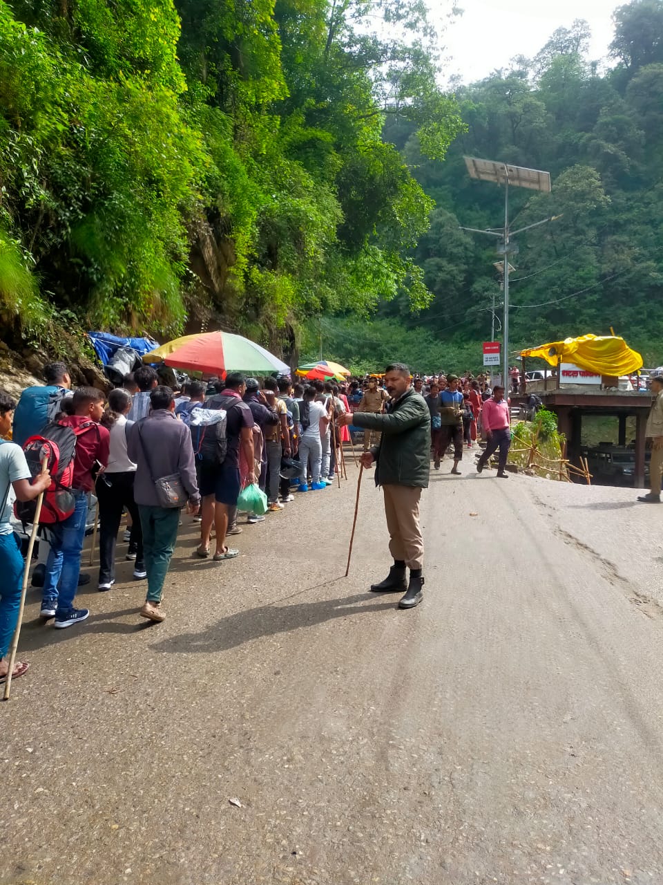 सोनप्रयाग से तीर्थयात्रियों को केदारनाथ धाम के लिए भेजते पुलिस के जवान। सोनप्रयाग से तीर्थयात्रियों को केदारनाथ धाम के लिए भेजते पुलिस के जवान।