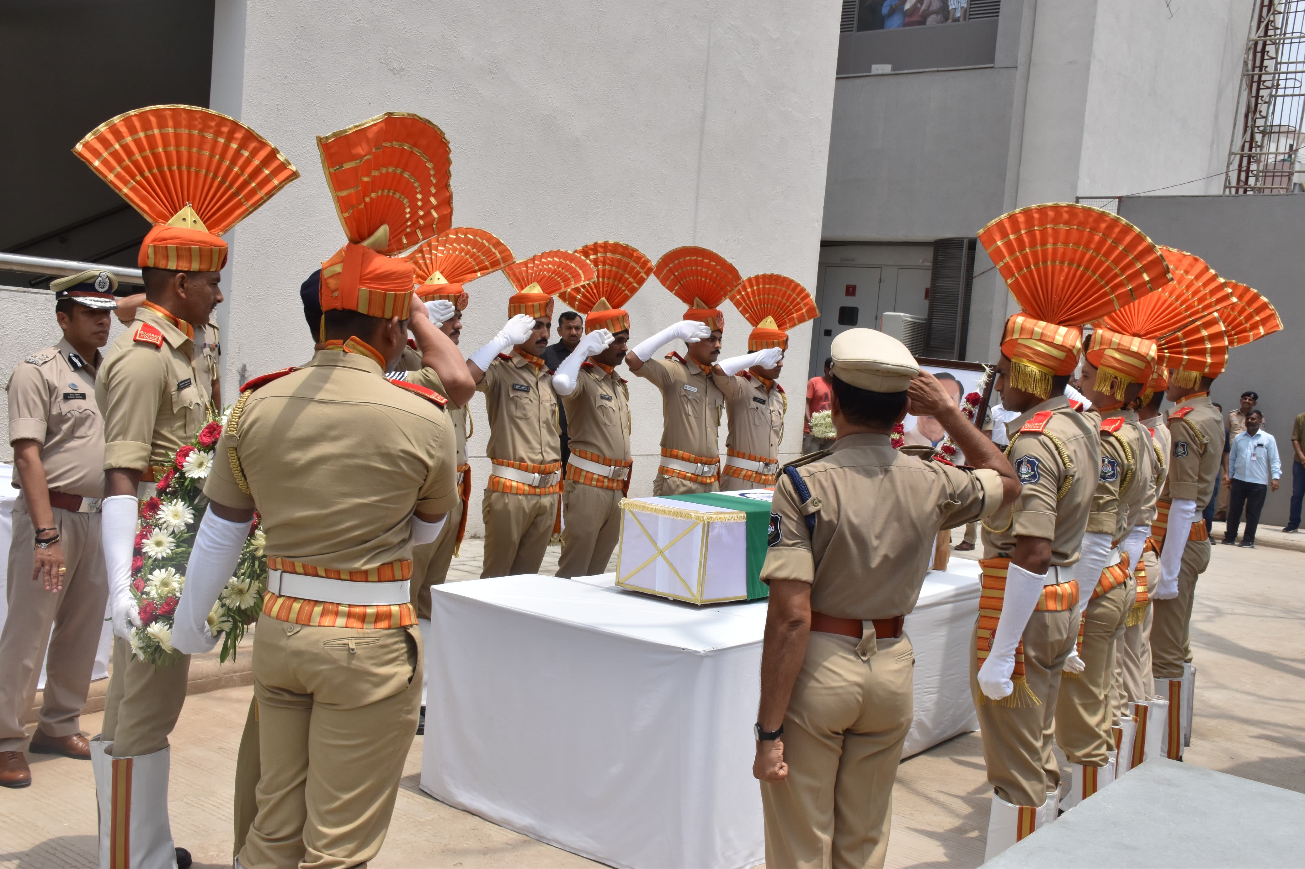ગાર્ડ ઓફ ઓનર આપી સન્માન અપાયું